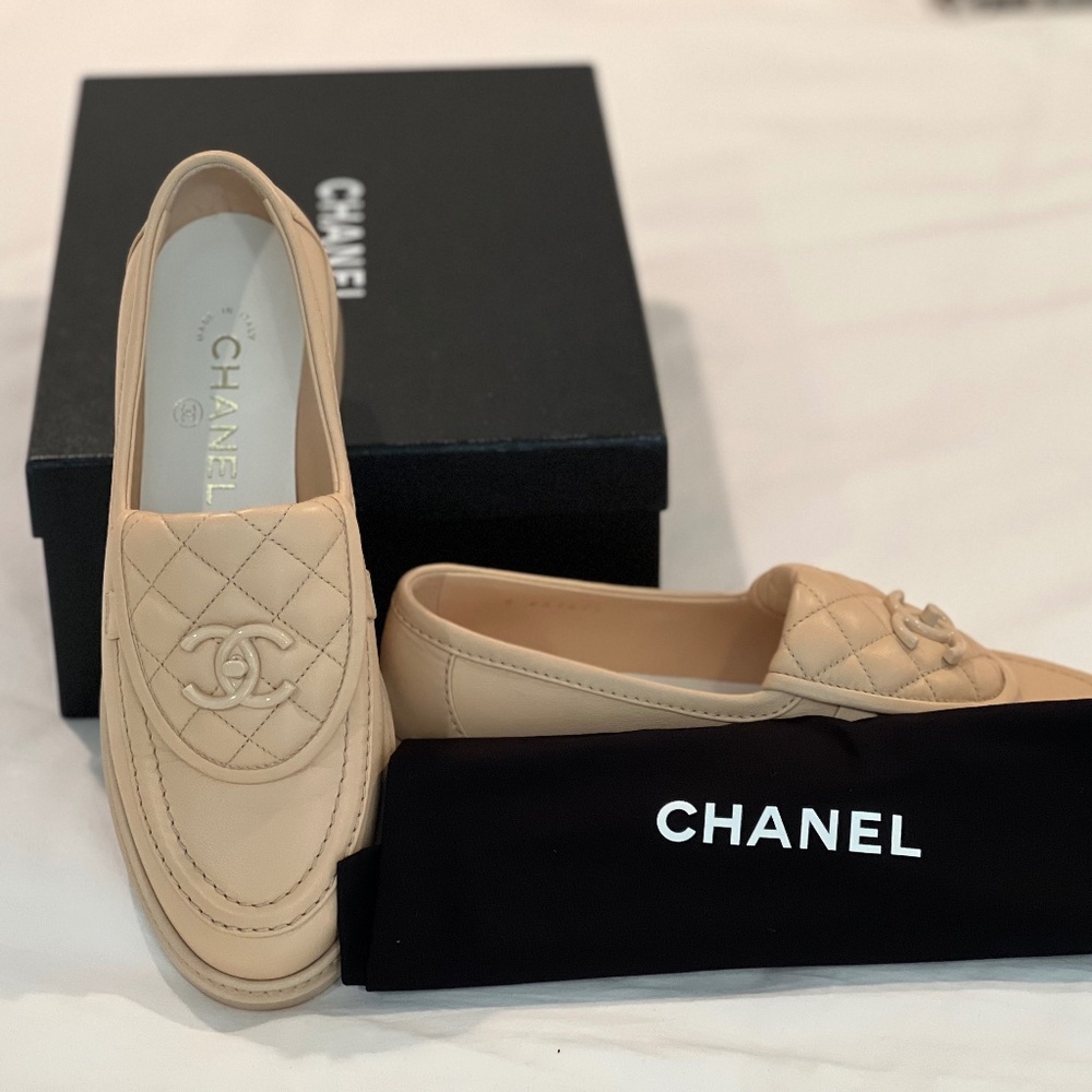 NWT-CHANEL Moccasins Beige Quilted Lambskin Interlocking CC Turn-Lock